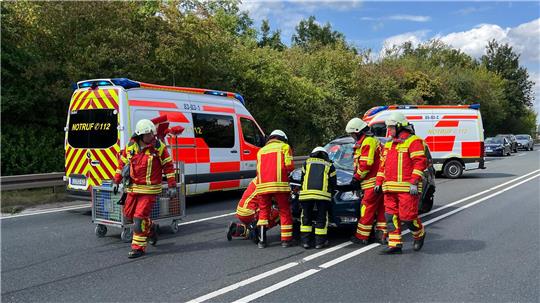 Mehrere Menschen wurden bei einem Verkehrsunfall auf der B82 schwer verletzt.