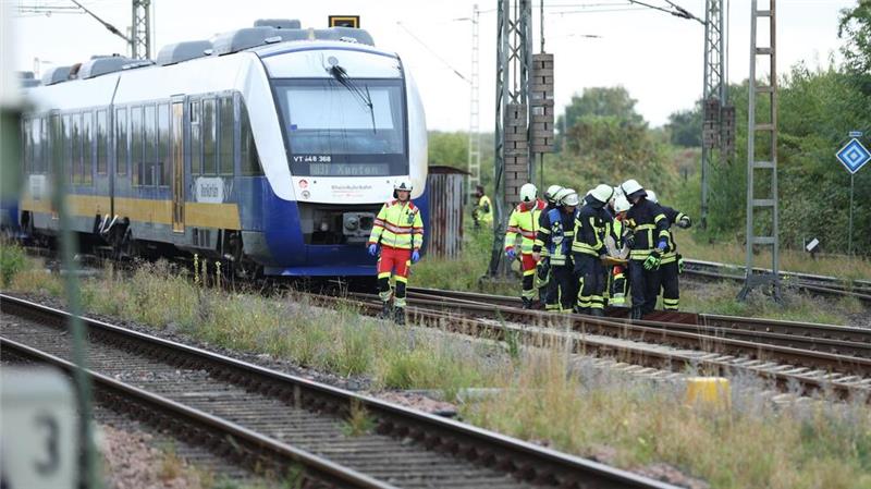 Mehrere Menschen wurden bei einem Zugunfall am Niederrhein verletzt.