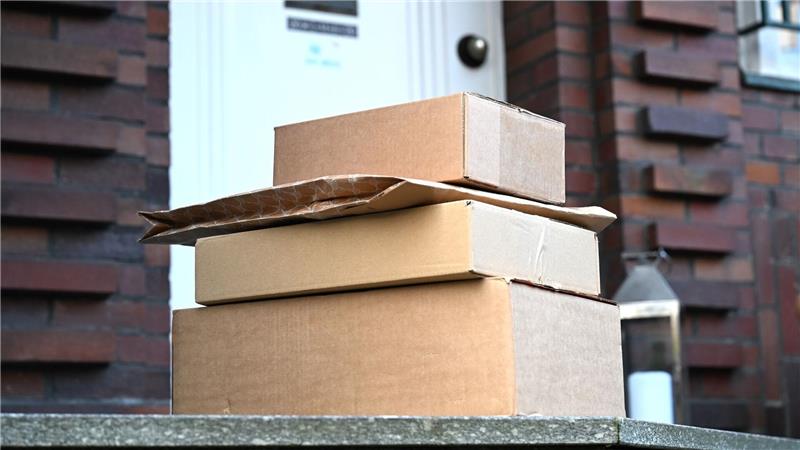 Mehrere Milliarden solcher Sendungen werden in Deutschland jedes Jahr zugestellt, bei manchen geht etwas schief. (Archivbild)