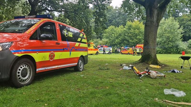 Mehrere Mitglieder einer Familie wurden durch Blitzschlag in einem Park verletzt, ein Mädchen starb an den Folgen.