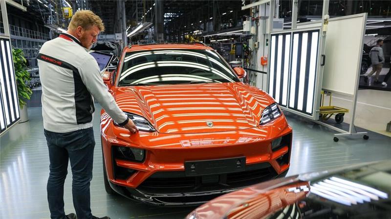 Porsche verkauft weniger Autos Mehrere Modellwechsel - darunter auch der zum neuen E-Macan - stellen Porsche aktuell vor Herausforderungen. (Archivbild)