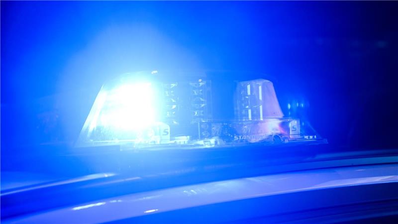 Mehrere Polizeikräfte waren in Hemmingen im Einsatz – Versuche, einen randalierenden Mann zu beruhigen, blieben ohne Erfolg. (Symbolbild)