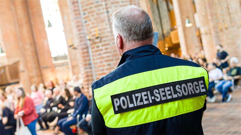 Trauer nach Tat in Stade – „Ein Schutzort wurde zum Tatort“ Mehrere Seelsorger unterstützten die Trauernden vor Ort.