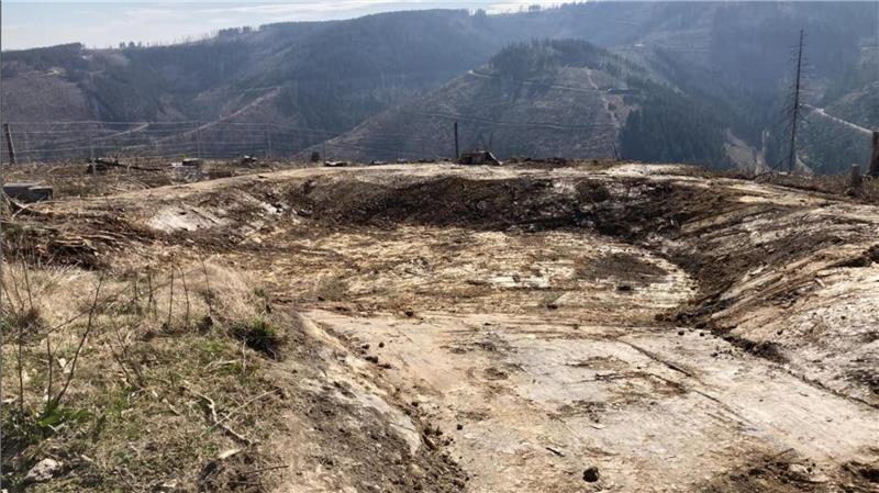 Pilotprojekt in Goslar: Mini-Stauseen auf der Alten Harzstraße Mehrere Seitenmulden entlang des Forstwegs „Alte Harzstraße“ sollen bei Starkregen Wasser zurückhalten und so die Zuläufe in die Bäche entlasten.