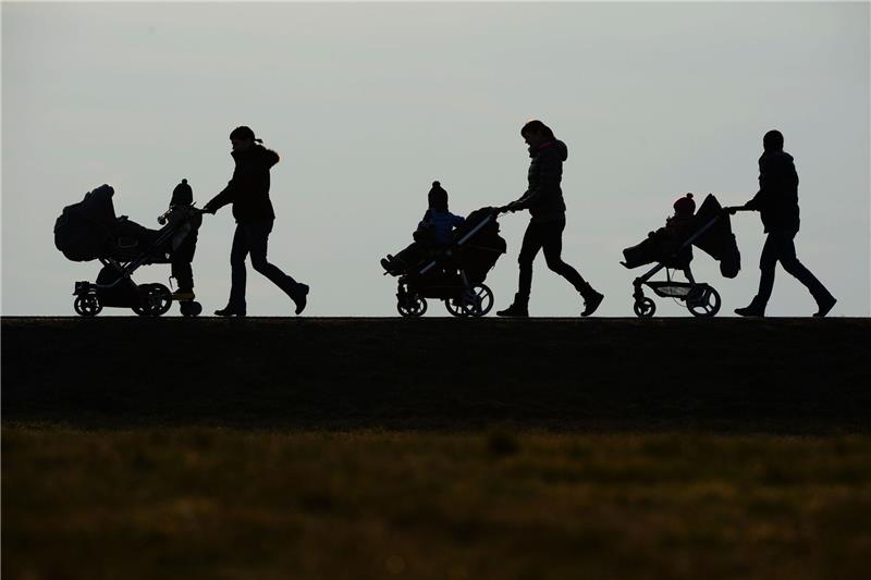 Mehrere Sozialverbände unterstützen die Forderung von SPD und Grünen, das Kindergeld parallel zum Kinderfreibetrag zu erhöhen und positionieren sich damit gegen die FDP und ihren Finanzminister Christian Lindner.