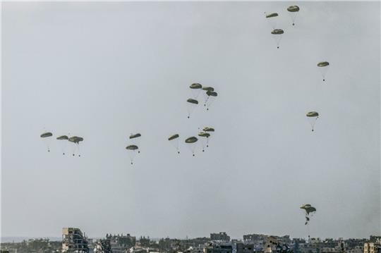 Mehrere Staaten suchen nach Lösungen, den Menschen in Gaza zu helfen. In den vergangenen Tagen wurden mehrfach Hilfsgüter aus Flugzeugen über dem Gazastreifen abgeworfen.