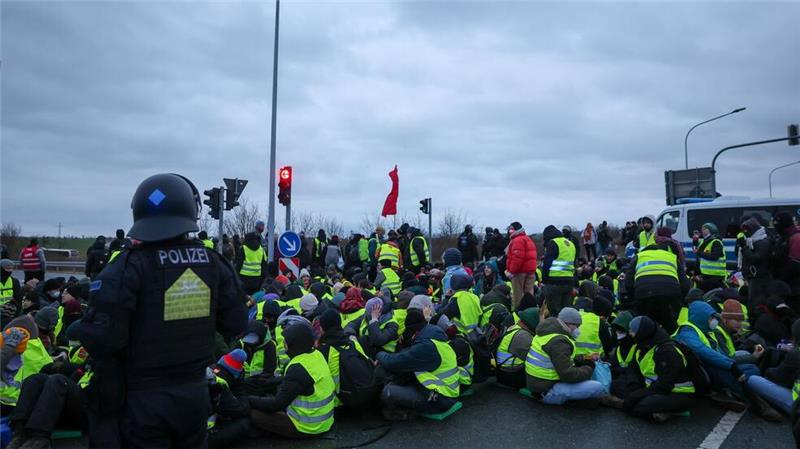 Mehrere Straßen wurden bei Protestaktionen blockiert.