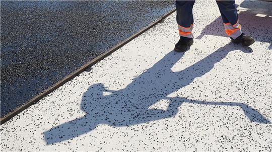 Mehrere Straßenbauunternehmen aus ganz Deutschland sollen sich bei Aufträgen für Kommunen über Jahre abgesprochen haben. (Symbolbild)