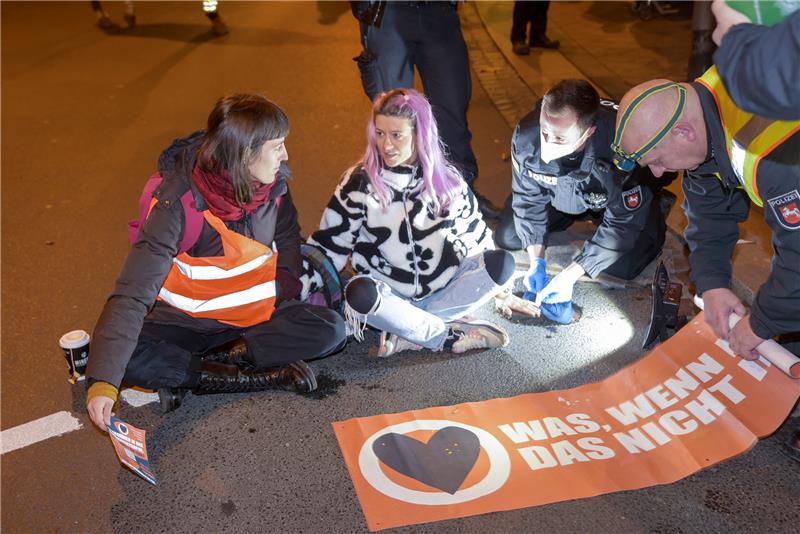 „Letzte Generation“ stoppte Verkehr in Braunschweigs Innenstadt Mehrere Stunden dauerte der Protest. Foto: Bernward Comes/Funke Medien Gruppe