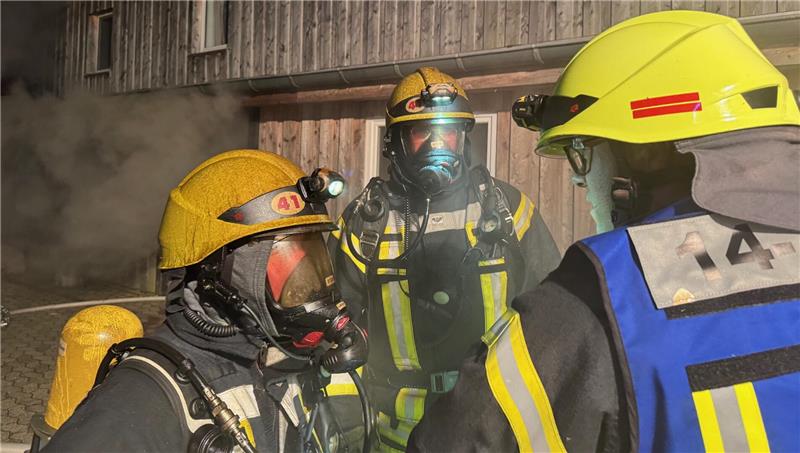Nach Saunabrand im Oberharz: Das sagt die Polizei Mehrere Stunden ist die Feuerwehr beim Saunabrand in der Skihütte im Einsatz.