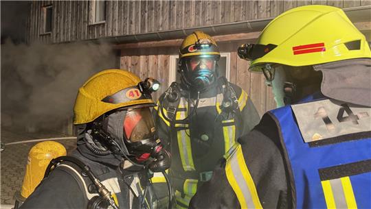 Mehrere Stunden ist die Feuerwehr beim Saunabrand in der Skihütte im Einsatz.