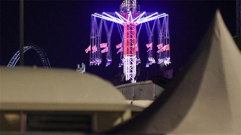 Mehrere Stunden saßen die Fahrgäste eines Kettenkarussells in großer Höhe fest.