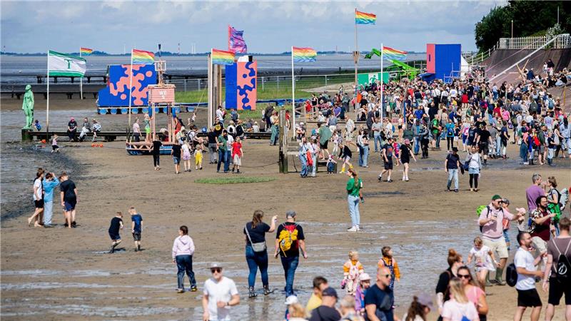 Sonne strahlt zum Auftakt des Watt en Schlick Festivals Mehrere Tausend Besucherinnen und Besucher werden zur diesjährigen Auflage des „Watt en Schlick Festival“ im friesischen Dangast erwartet.