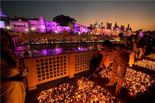 Mehrere Tausend Lichter wurden am Ufer des Saryu-Flusses angezündet, während Millionen von Menschen in ganz Asien das Lichterfest Diwali feiern.