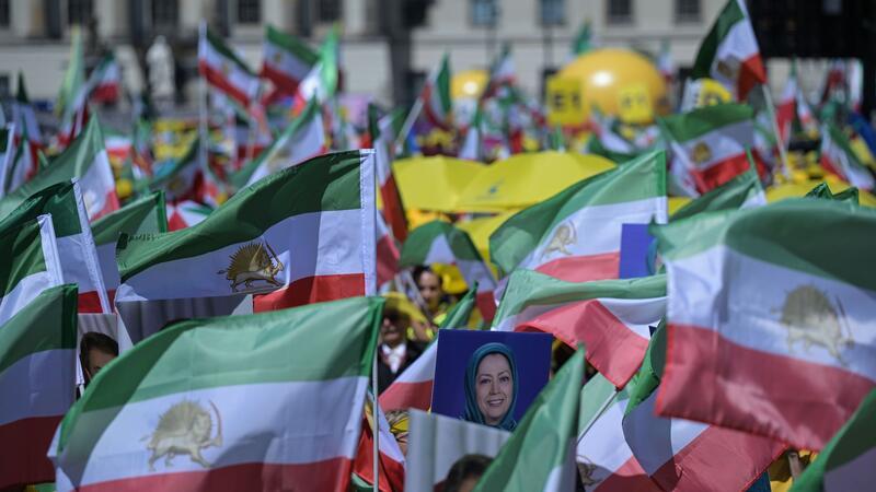 Tausende Exil-Iraner demonstrieren in Berlin Mehrere Tausend Menschen demonstrieren in Berlin gegen die klerikale Führung im Iran.