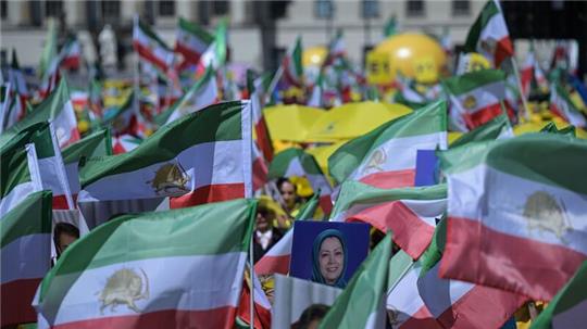 Mehrere Tausend Menschen demonstrieren in Berlin gegen die klerikale Führung im Iran.