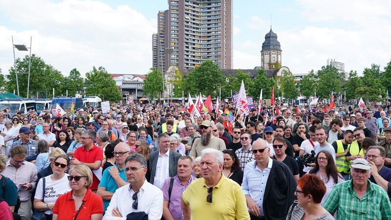 Mannheim: Tausende Menschen gedenken des toten Polizisten Mehrere Tausend Teilnehmer gingen in Mannheim gegen eine Demonstration der AfD auf die Straße.