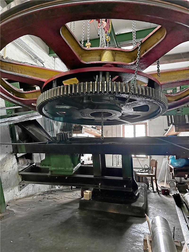 Nach 93 Jahren: So umfassend wird die Bergbahn modernisiert Mehrere Tonnen wiegt die Treibscheibe, die quasi das Herzstück des Seilbahnantriebs ist. Sie hängt momentan frei in der Bergstation, denn die Lager müssen ausgetauscht werden. Foto: Schlegel