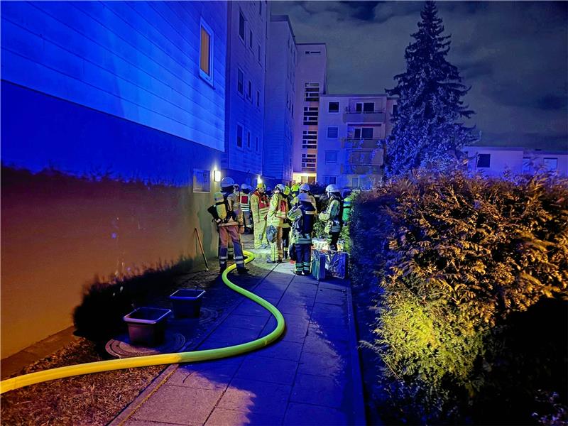 Mehrere Trupps stehen bereit, um das Feuer zu löschen und die Bewohner zu retten. Fotos: Feuerwehr