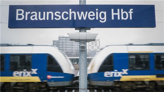 Mehrere Verbindungen privater Zuganbieter fallen am Freitag aus. (Symbolbild) 