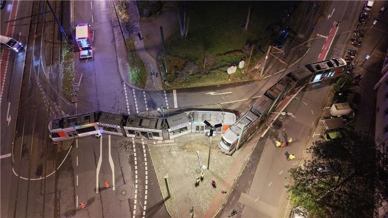 Mehrere Verletze bei Unfall mit entgleister Straßenbahn