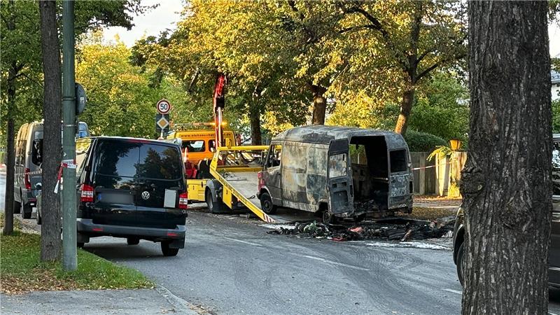 Ausnahmezustand in München: Was wir wissen und was nicht Mehrere Wagen gingen in Flammen auf.