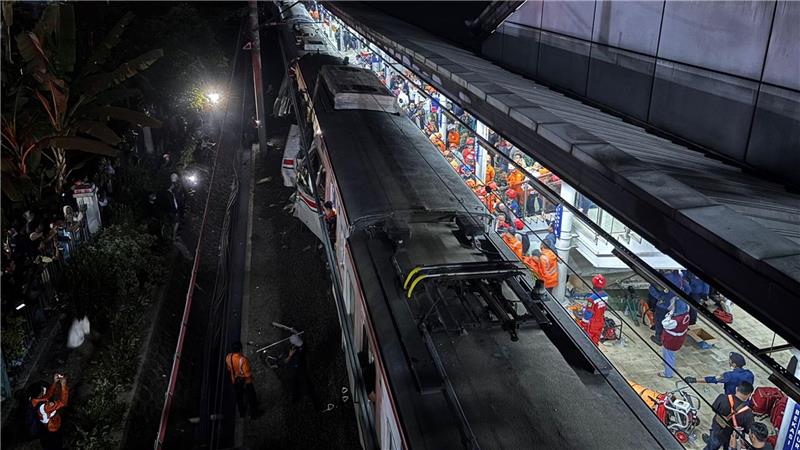 Mehrere Waggons wurden bei der Kollision beschädigt.