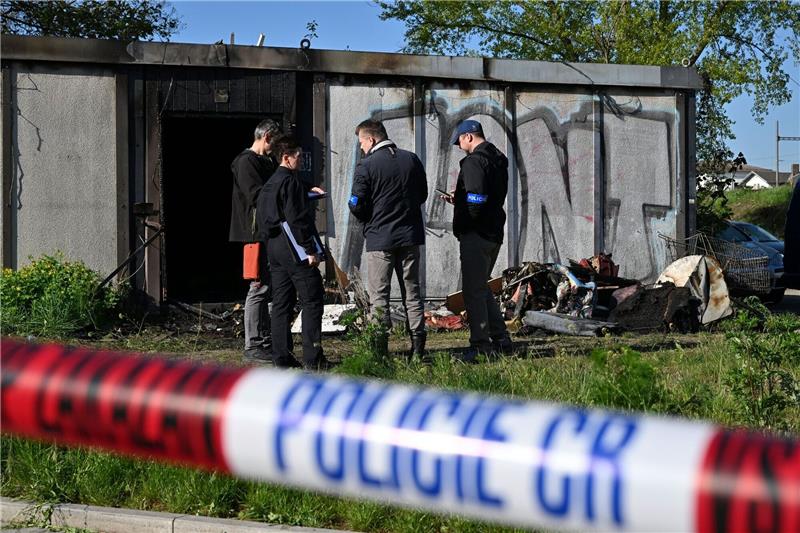 Acht Tote bei Brand von Wohncontainern in Tschechien Mehrere Wohncontainer standen in Flammen, nun ermittelt die Polizei.