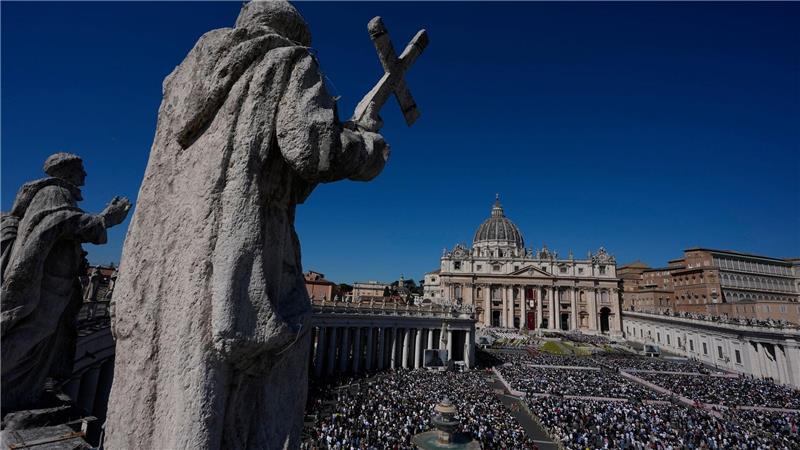 Mehrere Zehntausend Menschen nahmen auf dem Petersplatz an der Ostermesse teil.