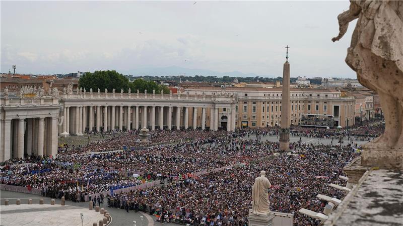 Neuer Papst Leo XIV. mahnt: „Nie wieder Krieg!“ Mehrere Zehntausend Menschen verfolgten das Sonntagsgebet auf dem Petersplatz.