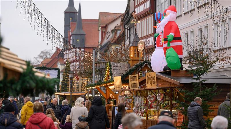 Weihnachtsmarkt nach Räumung wieder offen – Fahndung läuft Mehrere Zeugen hatten angegeben, am Freitagabend dort einen Mann mit einer Langwaffe gesehen zu haben.