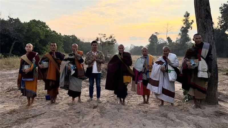 Barfuß nach Indien: Mönch aus Vietnam als Internet-Sensation Mehrere der Begleiter von Mönch Thich Minh Tue posten regelmäßig Videoclips von der Reise, die millionenfach geklickt werden.
