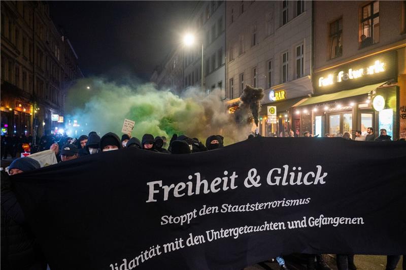 600 Teilnehmer bei Solidaritäts-Demo für Ex-RAF-Terroristen Mehrere hundert Teilnehmer einer Demonstration zur Solidarität mit untergetauchten oder inhaftierten RAF-Mitgliedern waren am Abend durch Berlin gezogen.