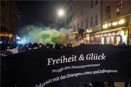 Mehrere hundert Teilnehmer einer Demonstration zur Solidarität mit untergetauchten oder inhaftierten RAF-Mitgliedern waren am Abend durch Berlin gezogen.