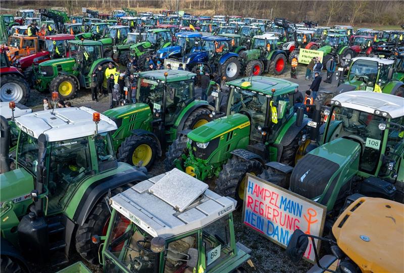 Küstenfischer erklären sich mit Bauern solidarisch Mehrere hundert Traktoren stehen bei einer Kundgebung des Bauernverbandes auf einem Festplatz.