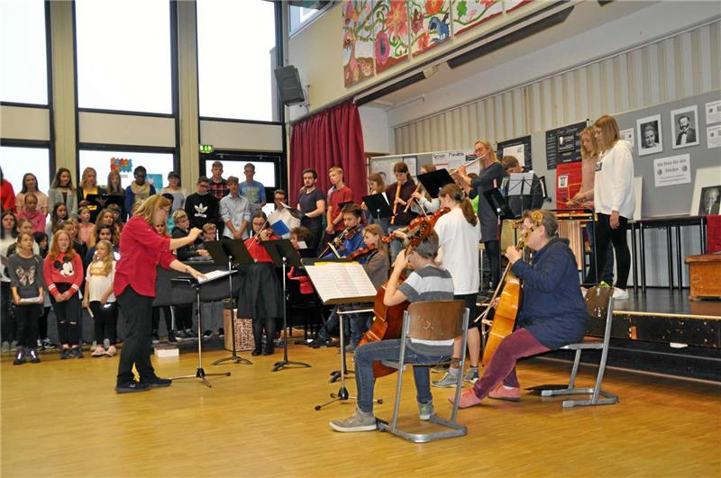 Mehrere musikalische Beiträge umrahmten die Feierstunde in der Aula der Robert-Koch-Schule.