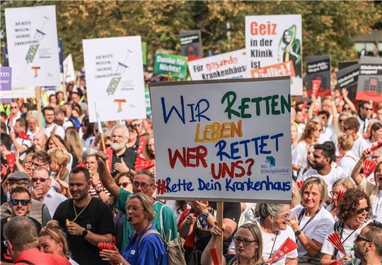 Mehrere tausend Beschäftigte nordrhein-westfälischer Krankenhäuser haben vor dem Landtag in Düsseldorf mehr Geld von der Bundesregierung für die Kliniken gefordert.