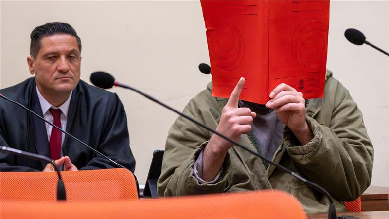 Mehrfach hob der Angeklagte den Zeigefinger. 