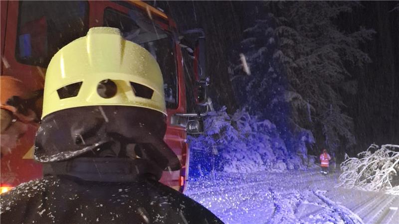 Unfälle nach Schnee im Oberharz: Polizei und Feuerwehr im Einsatz Mehrfach rückt die Feuerwehr in der Nacht zu Donnerstag aus, um Äste und Bäume von den Straßen zu beseitigen.