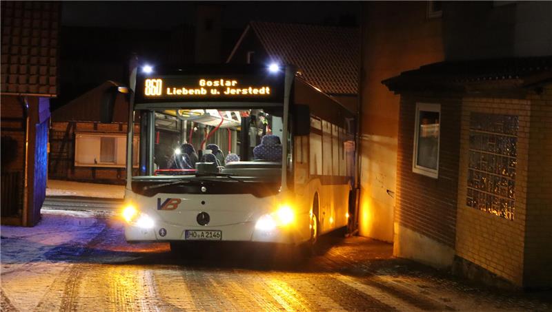 Bus rutscht in eine Hausfassade. 