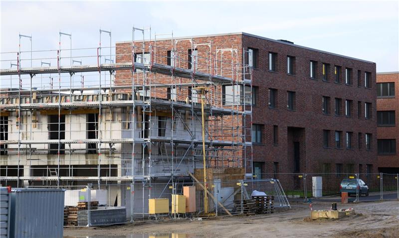 Ehrgeiziges Ziel - Wie 400.000 Wohnungen entstehen sollen Mehrfamilienhäuser mit Wohnungen werden im Neubaugebiet Wasserstadt in Hannover gebaut.