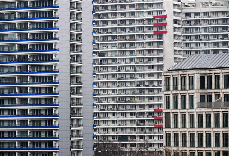 Mehrgeschossige Wohnhäuser in Berlin. In der Bundeshauptstadt sanken die Wohnimmobilienpreise am geringsten unter allen Großstädten. Gleichzeitig legten die Mieten besonders kräftig zu.