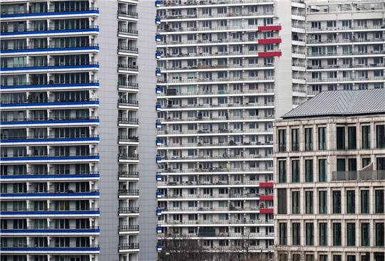 Mehrgeschossige Wohnhäuser in Berlin. In der Bundeshauptstadt sanken die Wohnimmobilienpreise am geringsten unter allen Großstädten. Gleichzeitig legten die Mieten besonders kräftig zu.