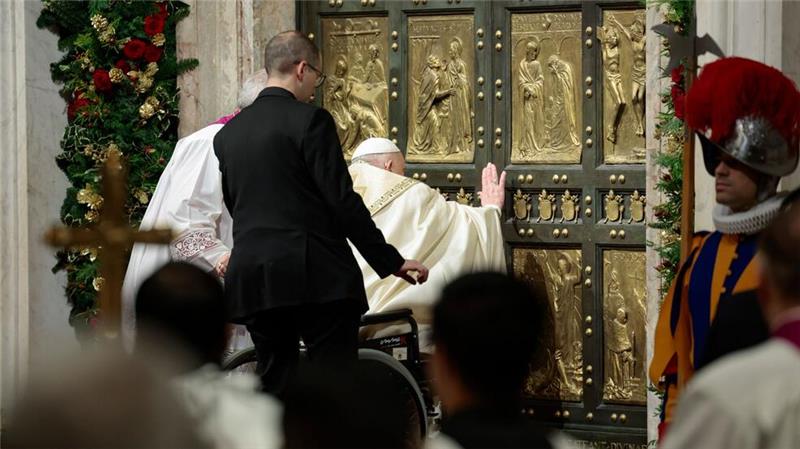 Mehrmals klopfte der Papst an die Tür, woraufhin Helfer diese von innen öffneten.