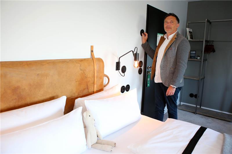 Gastgewerbe sucht nach Sparmöglichkeiten Meik Lindberg, Eigentümer des „The Hearts Hotel“, stellt über ein Regelsystem die Temperatur in einem Hotelzimmer ein. Das Hotel kann die Ober- und Untergrenze der Temperatur zentral steuern. Foto: Stefan Rampfel/dpa