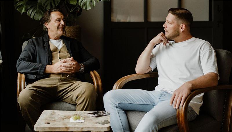 „Mein Lokal, Dein Lokal“: Braunlager Restaurant mit dabei Meik Lindberg (l.) freut sich, dass Robin Pietsch sein Lokal ausgewählt hat.