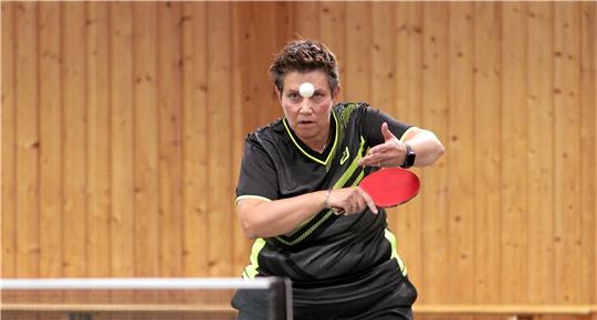 Meike Huwald weckt mit dem 3:1-Erfolg gegen Geismars Spitzenfrau Alina Bartels den MTV Bettingerode noch einmal auf. Am Ende aber heißt es 6:8 aus Sicht der Nordharzerinnen. Foto: Gietemann