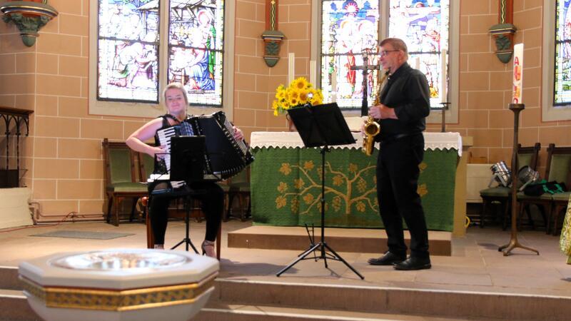 Musikalische Reise voller Erinnerungen und schräger Texte Meike Salzmann und Ulrich Lehna bringen in der Astfelder Kirche die Seele zum Singen