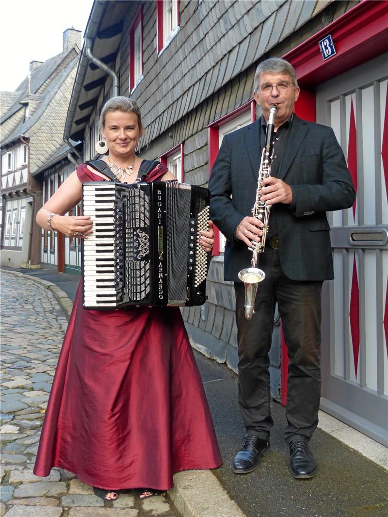 Meike Salzmann und Ulrich Lehna kommen mit einer ungewöhnlichen Instrumentenkombination nach Astfeld: Akkordeon und verschiedene Klarinetten.  Foto: Privat