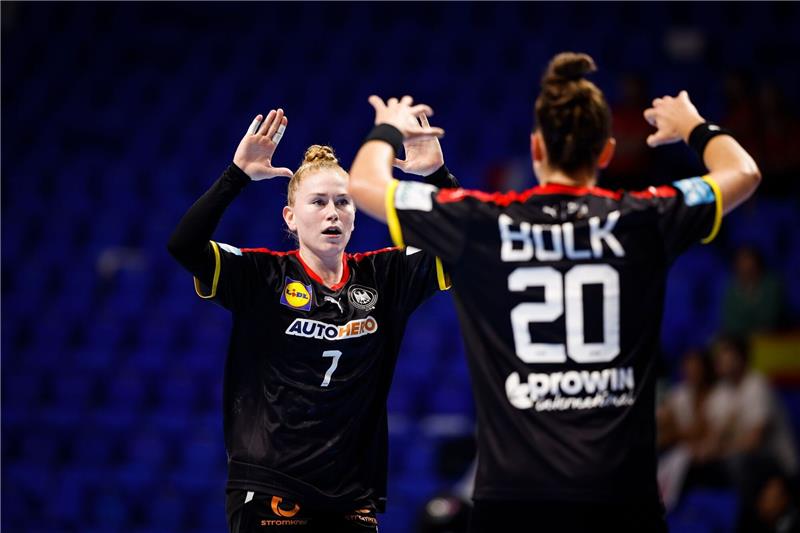 Handball-Frauen bei EM mit Glück weiter Meike Schmelzer und Emily Bölk klatschen nach einem Treffer gegen Spanien ab.